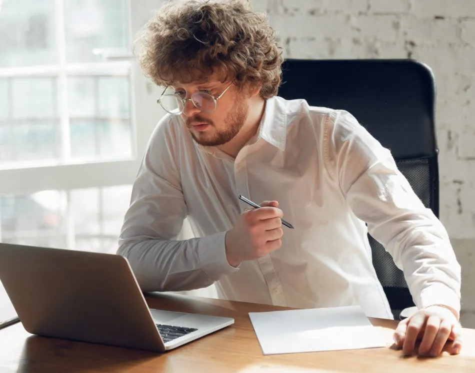 Man desk laptop empty paper 2024 08 26 183724 upem