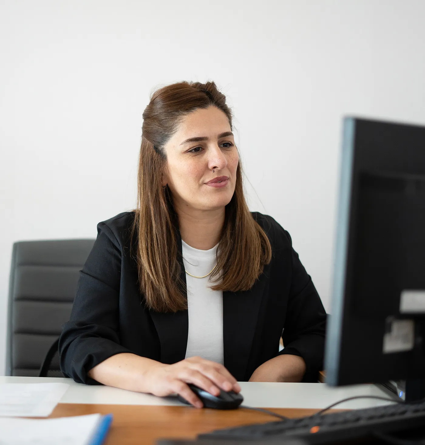 Woman desk eidas tall